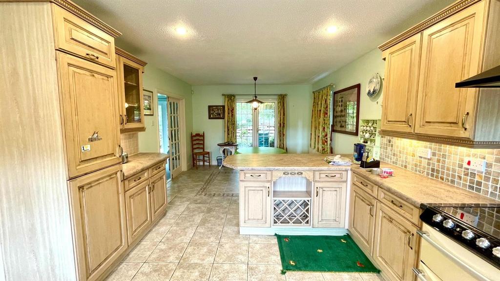 Open plan kitchen/dining room