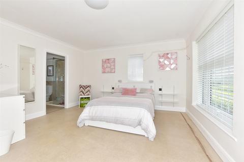 22 Fisher Close, Hythe, CT21 6AB