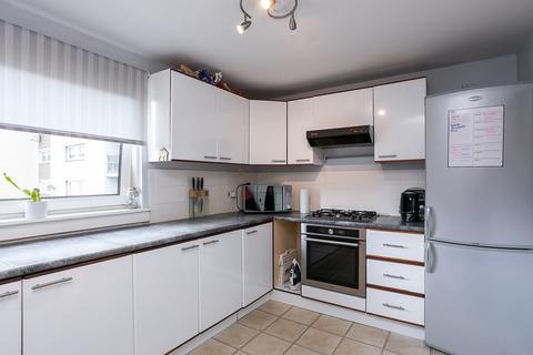 9/4 Calder Grove, Edinburgh, EH11 4NB