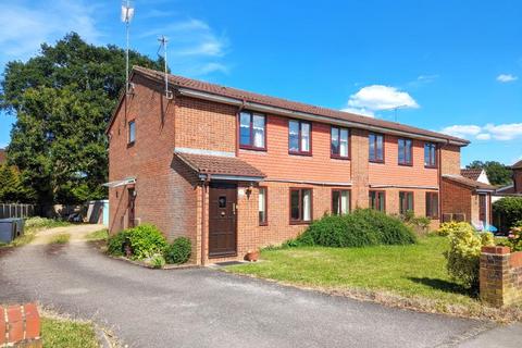 2 bedroom maisonette to rent, Delta Road, Woking GU24