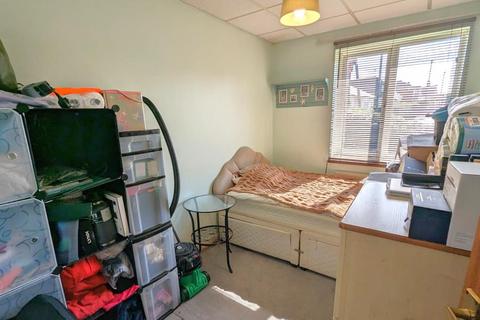 2 bedroom maisonette to rent, Delta Road, Woking GU24