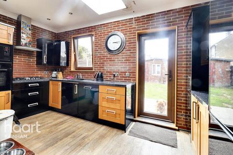 8 Newtons Close, Rainham, RM13 7AX