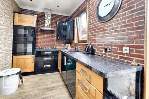 8 Newtons Close, Rainham, RM13 7AX