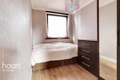 8 Newtons Close, Rainham, RM13 7AX