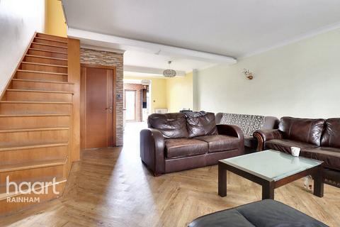 8 Newtons Close, Rainham, RM13 7AX
