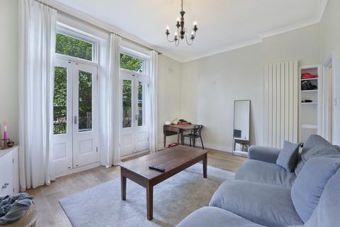 3 bedroom flat for sale, Almeric Road, London, SW11