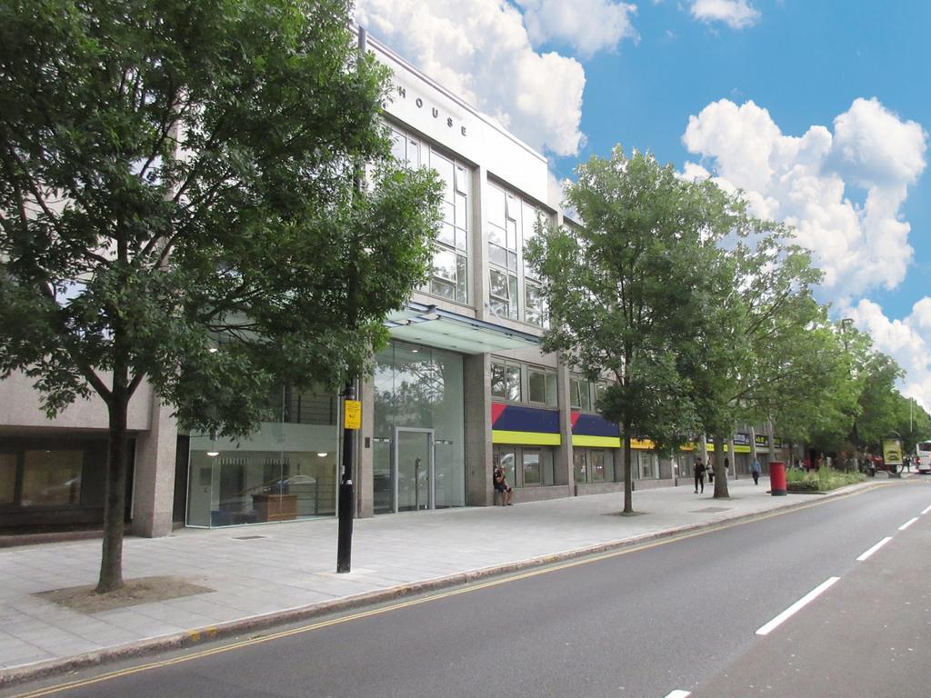 Studio flat in modern development with parking