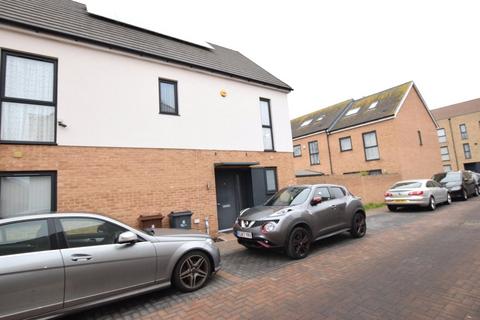 3 bedroom end of terrace house to rent, Hennessey Mews, Dagenham, RM8