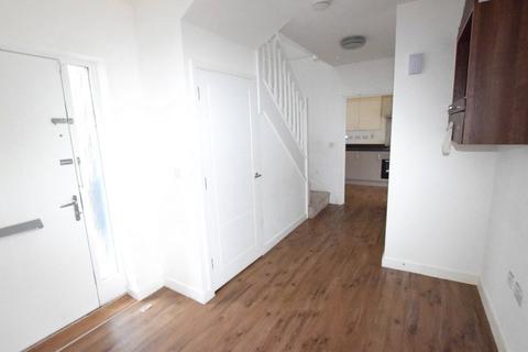 3 bedroom end of terrace house to rent, Hennessey Mews, Dagenham, RM8
