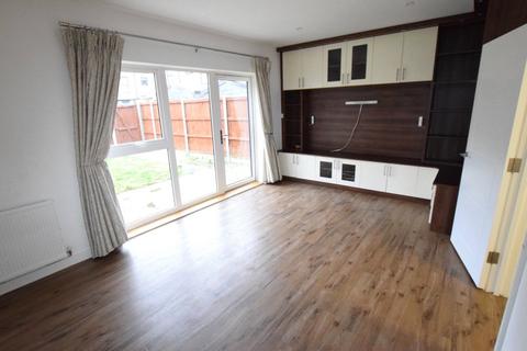 3 bedroom end of terrace house to rent, Hennessey Mews, Dagenham, RM8