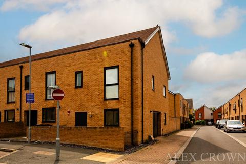 3 bedroom semi-detached house to rent, Henson Road, Dagenham