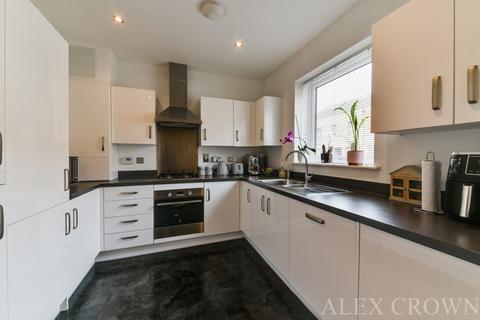 3 bedroom semi-detached house to rent, Henson Road, Dagenham