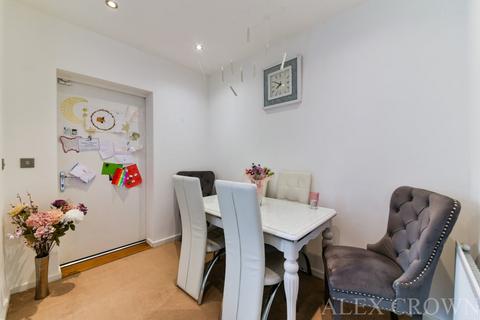 3 bedroom semi-detached house to rent, Henson Road, Dagenham
