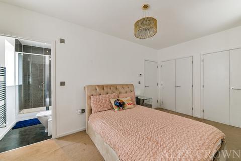 3 bedroom semi-detached house to rent, Henson Road, Dagenham