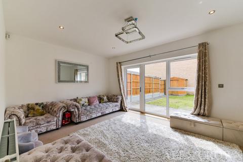 3 bedroom semi-detached house to rent, Henson Road, Dagenham