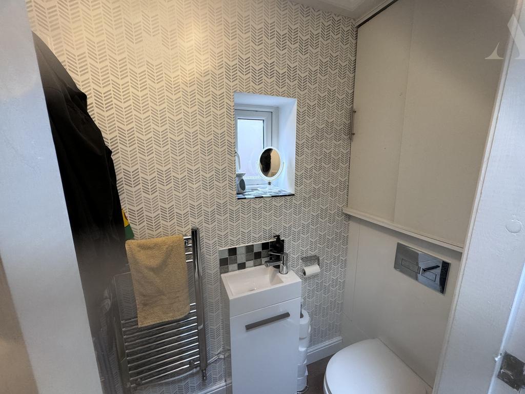 9 Odensil Green guest wc