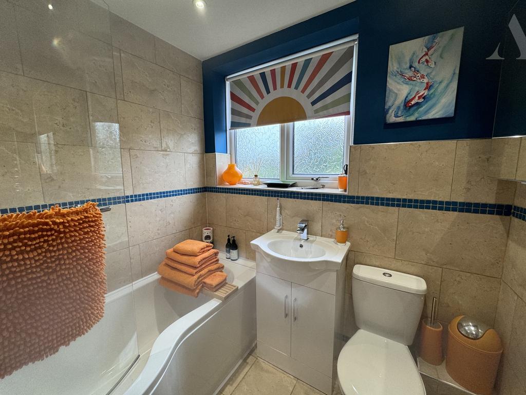 9 Odensil Green family bathroom