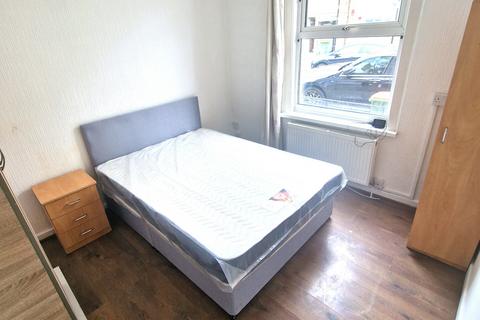 4 bedroom terraced house to rent, Exning Road, London