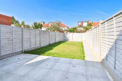 3 bedroom terraced house to rent, Claremont Avenue, New Malden