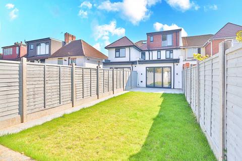 3 bedroom terraced house to rent, Claremont Avenue, New Malden