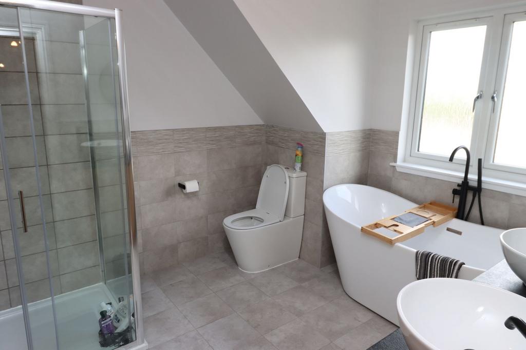 Main Bathroom (Photo 1)