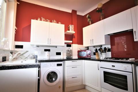 4 bedroom flat to rent, Niddrie Mains Road, Niddrie, Edinburgh, EH16