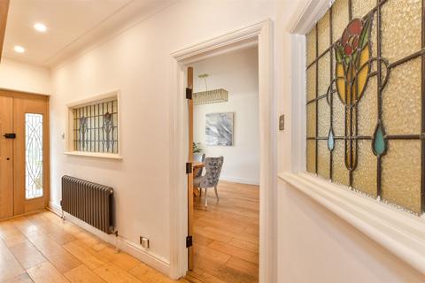 19 Bosgrove, London, E4 6QT