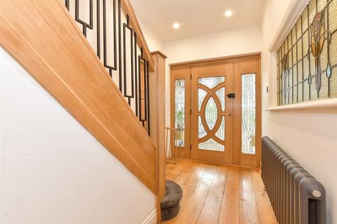 19 Bosgrove, London, E4 6QT