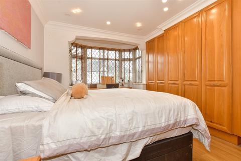 19 Bosgrove, London, E4 6QT