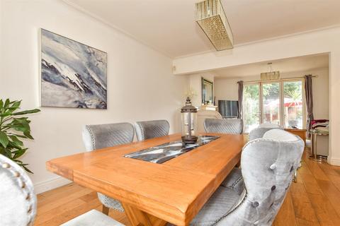 19 Bosgrove, London, E4 6QT