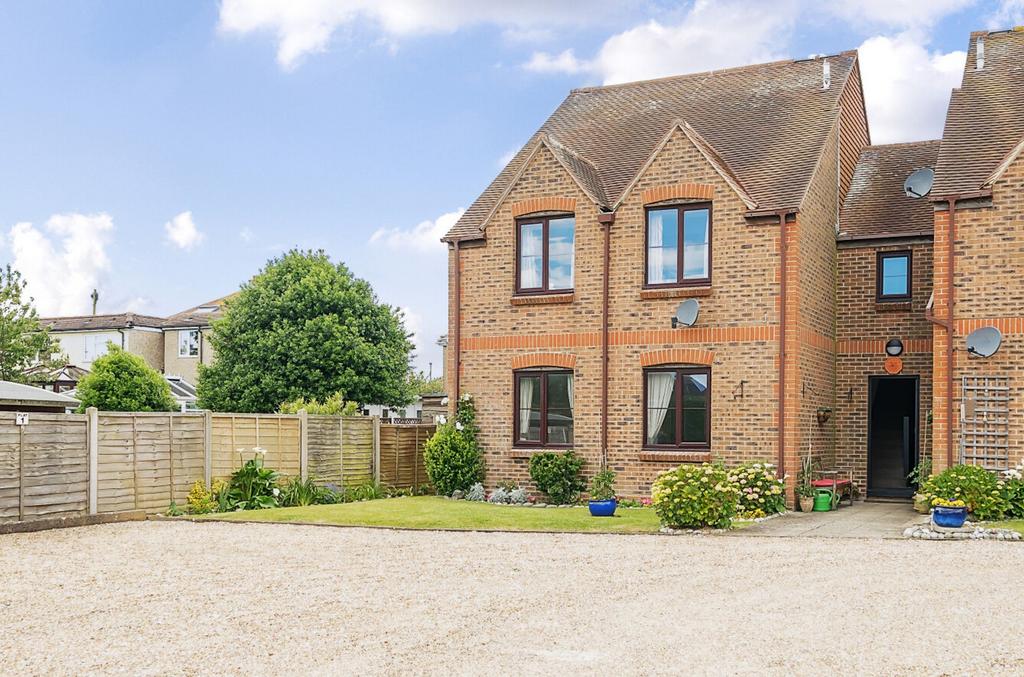 East Street, Selsey, PO20 2 bed ground floor flat for sale £150,000