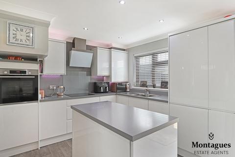 2 Dukes Close, North Weald, Epping, CM16 6DA