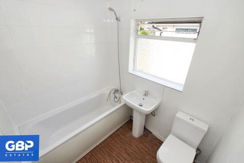 3 bedroom semi-detached house to rent, Windermere Avenue, Hornchurch, RM12