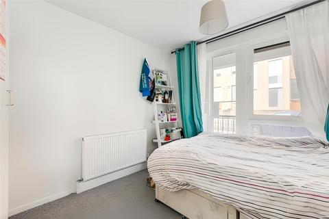 3 bedroom apartment to rent, Ilminster Gardens, London, SW11