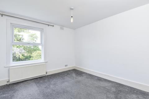 3 bedroom apartment to rent, Tresco Road London SE15