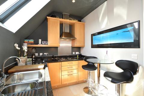 2 bedroom apartment for sale, Queensborough House North, 16 Oatlands Chase, Weybridge, KT13
