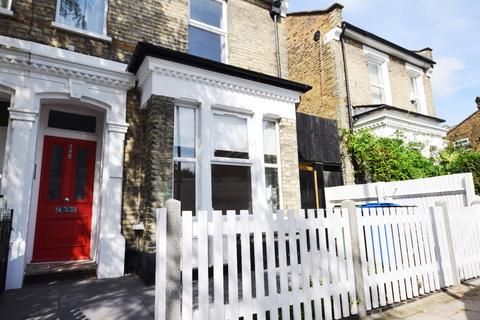 3 bedroom flat to rent, Tresco Road Peckham SE15