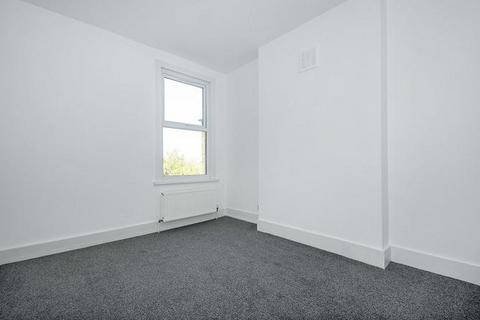 3 bedroom flat to rent, Tresco Road Peckham SE15