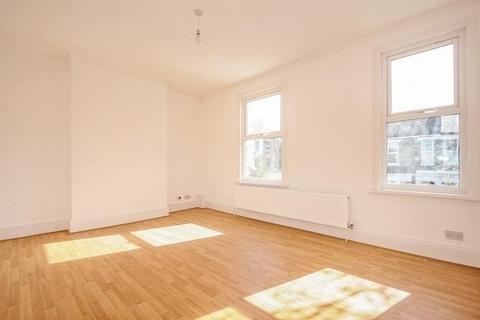 3 bedroom flat to rent, Tresco Road Peckham SE15