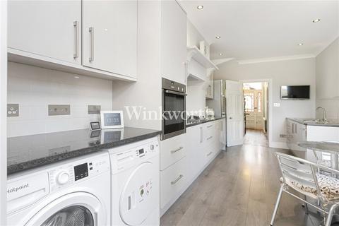 3 bedroom terraced house to rent, Park Avenue, London, N13