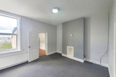 3 bedroom flat to rent, Saltwell Road, Gateshead NE8