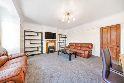 4 bedroom flat to rent, Beeches Road London SW17