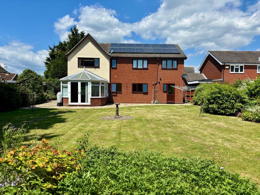 6 Bed Detached House