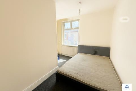 2 bedroom flat to rent, St Saviours Road, Leicester LE5