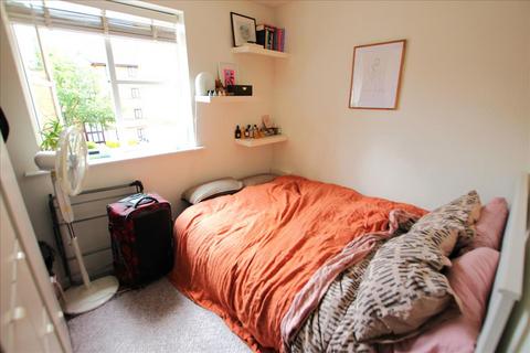 Studio to rent, Somerset Gardens, White Hart Lane, Tottenham, London, N17