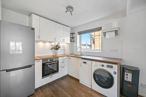 1 bedroom flat to rent, Large One Bedroom with Off Street Parking in Bermondsey