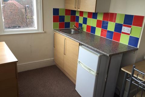 Studio to rent, Cannon Hill, Southgate