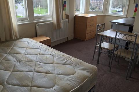 Studio to rent, Cannon Hill, Southgate