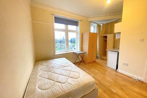 Studio to rent, Cannon Hill, Southgate