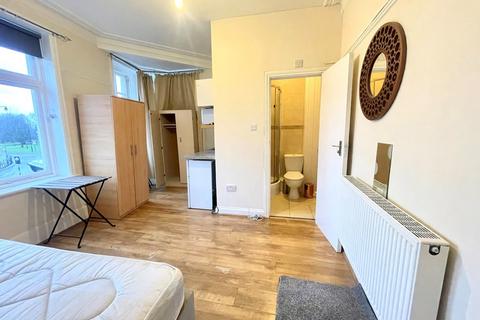 Studio to rent, Cannon Hill, Southgate